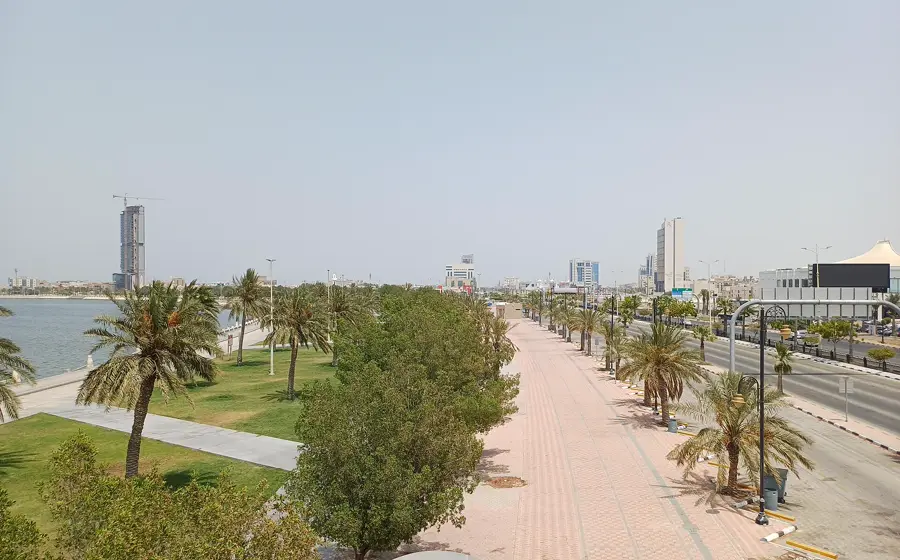 كورنيش الدمام وأفق المدينة — صورة توضيحية