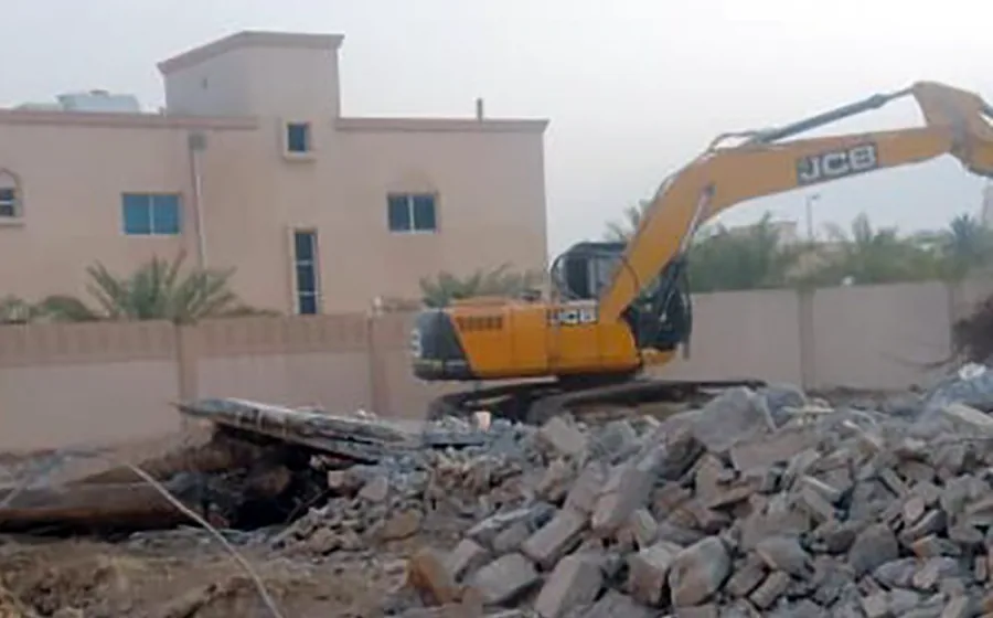 حفار في موقع سكني مع ركام وأعمال تجهيز — صورة توضيحية